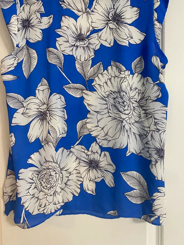 Banana Republic Blue And White Floral Top - Image 6