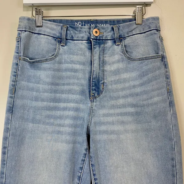 No Boundaries Women’s Light Wash Skinny Denim Jean Size 11 - Image 2