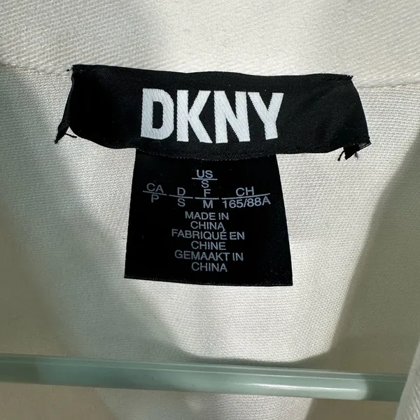 DKNY Women's Denim Cropped Button Up Jacket Size Small NWT - Image 5