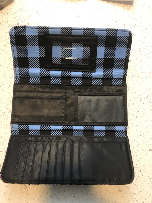 magnetic closure wallet, width is 8.5, length is 4.5 EUC - Image 4