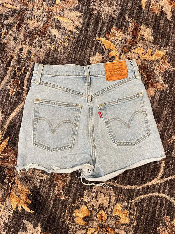 Women’s Levi’s ribcage distressed Jean shorts - Image 2