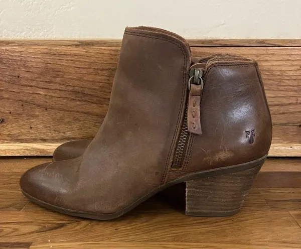 Frye Judith Zip Wheat Leather Ankle Booties Size: 8.5M - Image 2