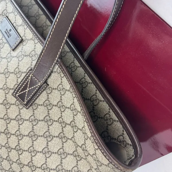 GUCCI GG Supreme Monogram Medium Zippered Shopping Tote Dark Brown. - Image 6