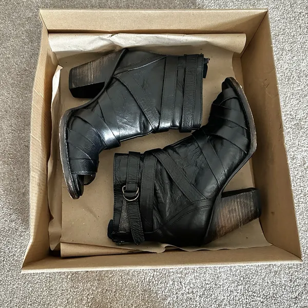 Freebird by Steven Joker Black Leather Heeled Booties Peeptoe Strappy Black Sz 9 - Image 7