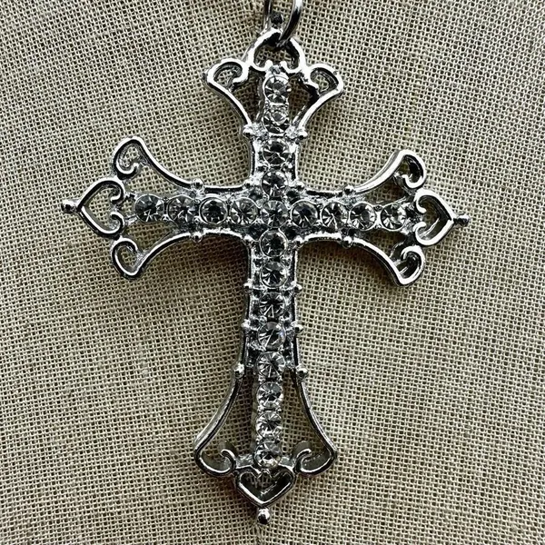 Silver tone rhinestone cross necklace - Image 4