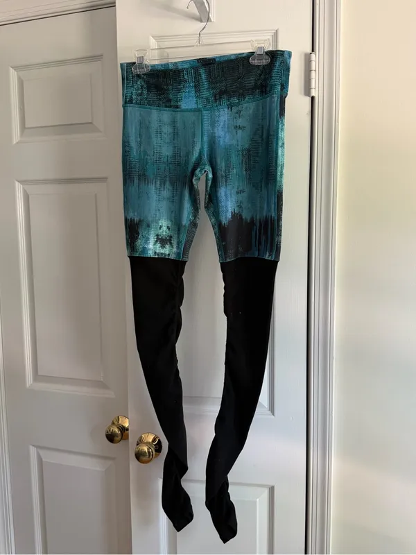 ALO Yoga Blue Teal Abstract Print Leggings with Black Ruched Lower Legs - Size S - Image 2