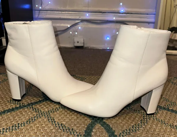 White Chunky Heel Boots Size 9 - Image 2