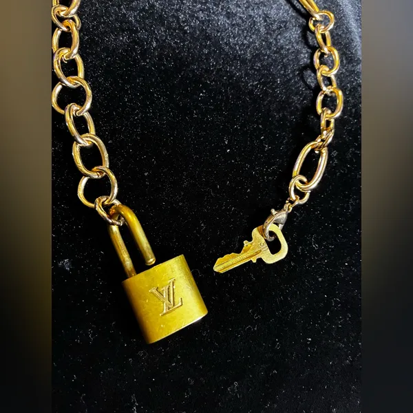 Gold toned Lock and Necklace - Image 3