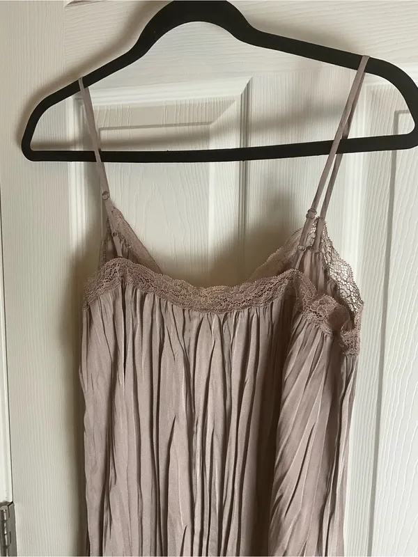 H&M Taupe Pleated Slip Maxi Dress with Lace Trim Sz S - Image 5