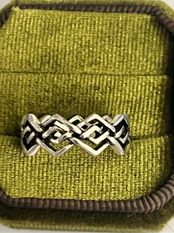 Classic Design Intricate Detailing Stainless Steel Silver Band Size 6 - Image 2