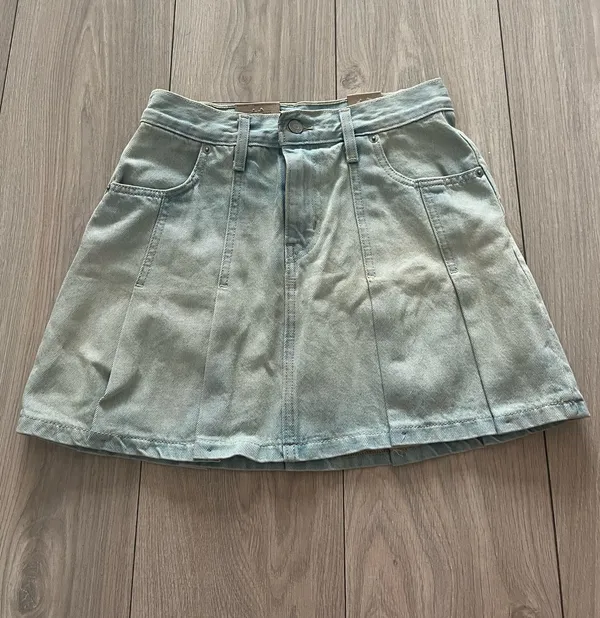 Levi’s Denim Jean On Blast Light Wash Pleated Mini Skirt - Image 4