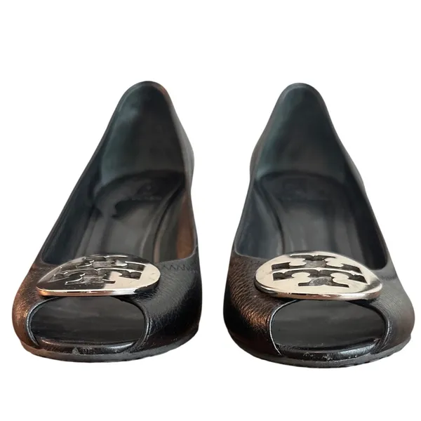 Tory Burch Peep Toe Wedge Pumps Black Leather Silver Logo Size 8 - Image 2