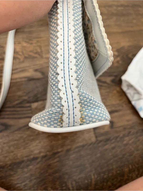 Liz Claiborne White and Light Blue woven Scalloped Crossbody Bag USED - Image 2