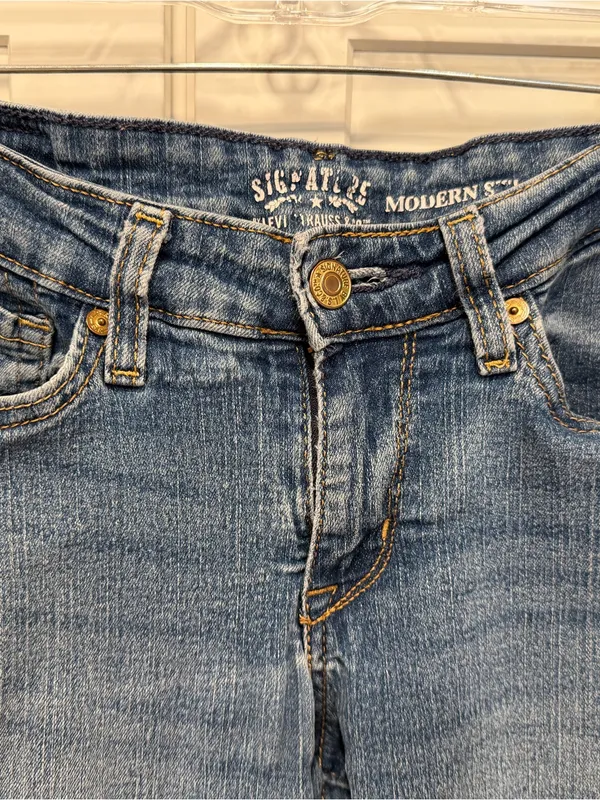 Levi's Blue Signature Denim Jeans with Interior Brand Label - Image 6