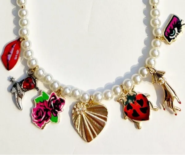 👄Betsey Johnson Faux Pearl Charm Necklace - Ladybug, Lips, Flower & Cowboy Boot - Image 7