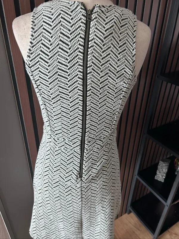 Abercrombie and Fitch black and white cut out sides dress size xs Sleeveless Geo - Image 3