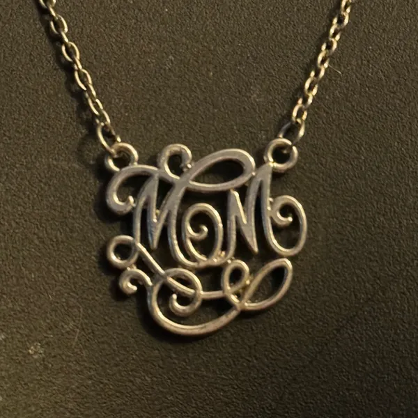 Silver tone monogram Mom necklace - Image 5