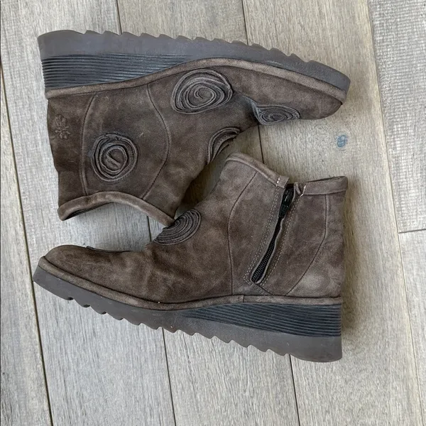 Fly London Dari Brown Suede Ankle Boots with Spiral Appliqué - Image 4