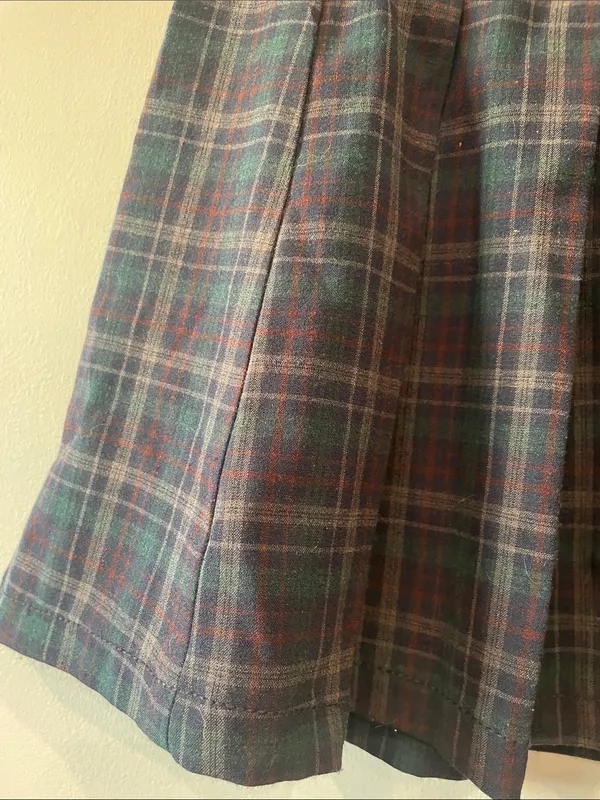 Pleated Navy blue and Green Plaid Mini Skirt American Eagle size 2 - Image 2