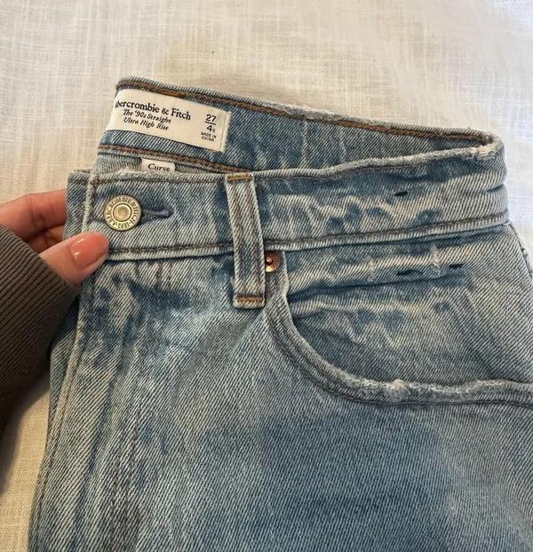 Abercrombie Jeans: The 90s Straight Ultra High Rise. - Image 4