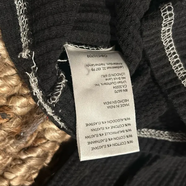 BDG Reverse Trimmed Ribbed LS Tee Size Large - Image 6