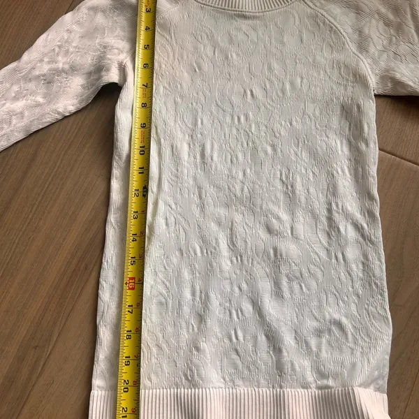 Lululemon Rest Less Pullover in white with a textured design XS - Image 4
