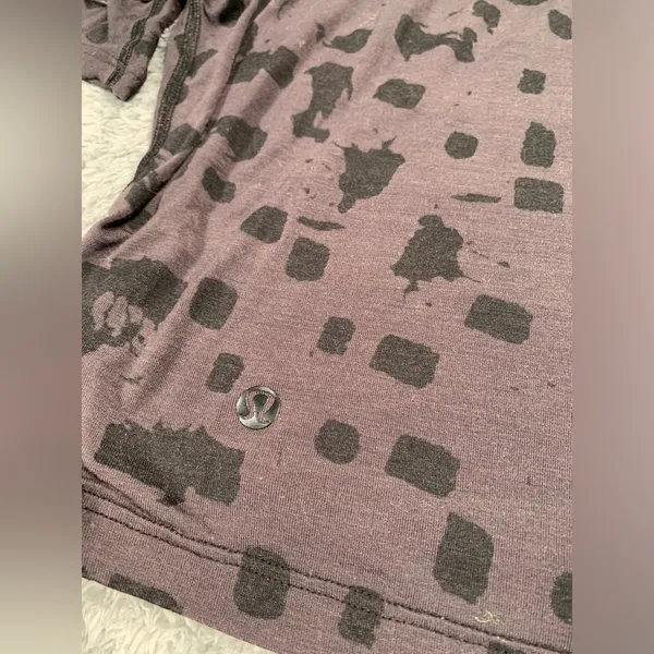 Lululemon Black gray Patterned tee shirt Top cropped - Image 9