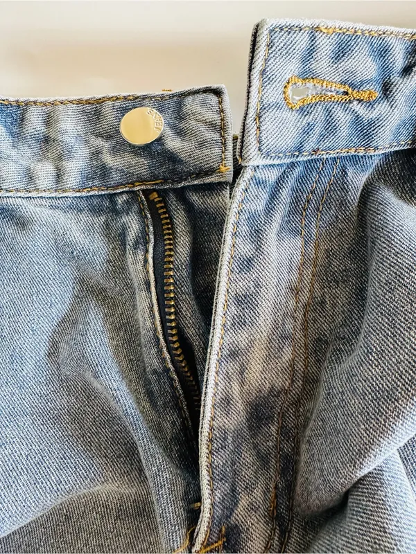 SweatyRocks Light Wash High-Rise Denim Shorts with Frayed Hem Size Medium - Image 7