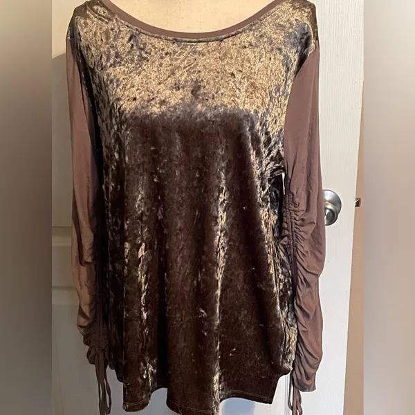 Umgee USA long sleeve army green shirt. Large with drawstring sleeves. - Image 2