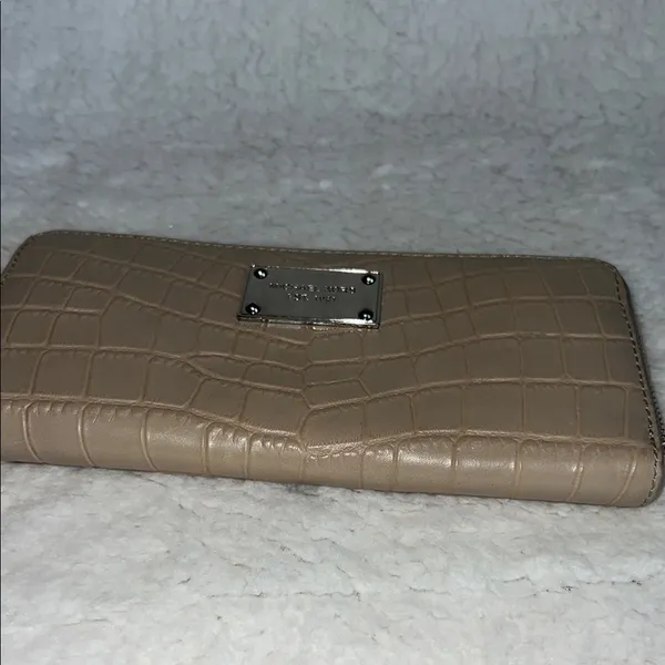 Michael‎ Kors Tan Crocodile-Embossed Wallet Luxurious Design - Image 9