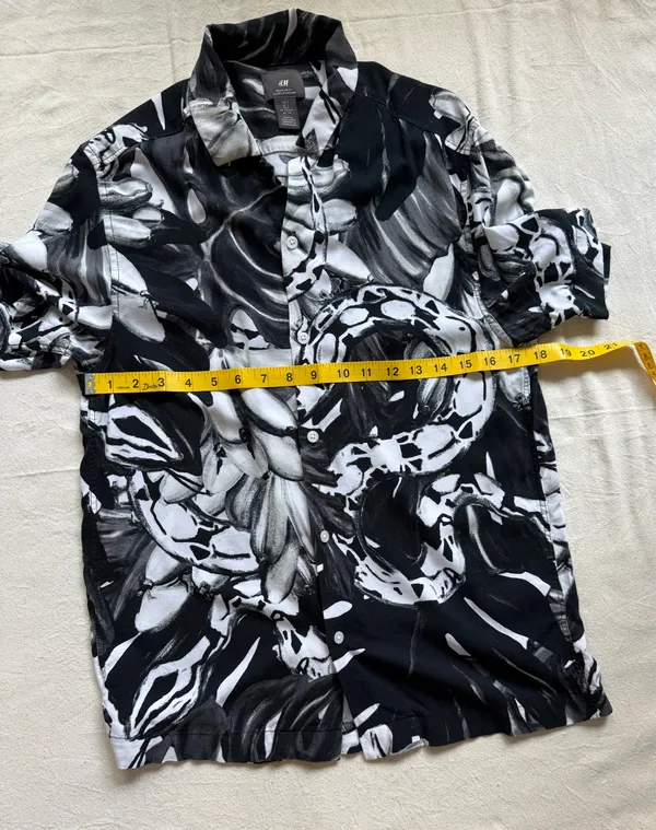 H&M men’s snake print shirt, size small. Trendy, cool - Image 8