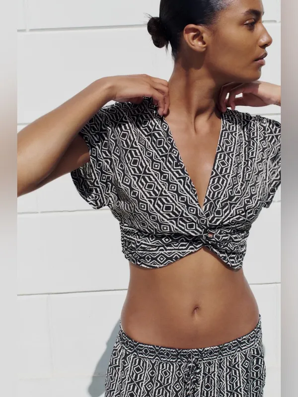 NWT Zara Black & White Geometric Print Front Knot Crop Top Size Large - Image 8
