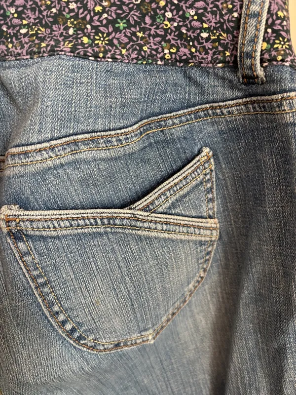 Old Navy Light Blue Cropped Jeans with Floral Stretch Waistband - Image 4