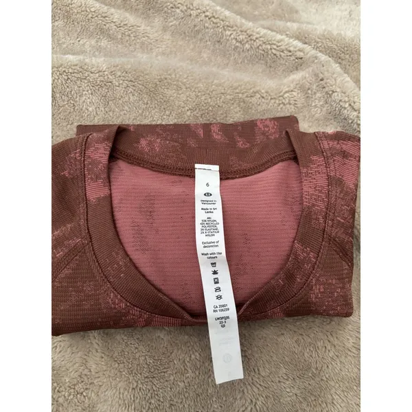 Lululemon Swiftly Tech Short Sleeve 2.0 Shirt Size 6 Brown Rose Abstract Run Top - Image 3