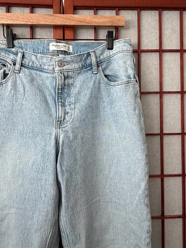 Abercrombie & Fitch curve love 90’s light wash jeans - Image 3