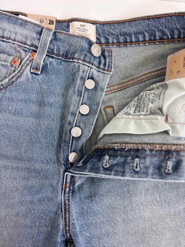 Levi’s 501 Mid Thigh Shorts Women’s NWT Light Wash Button Fly Denim Size 28 - Image 5