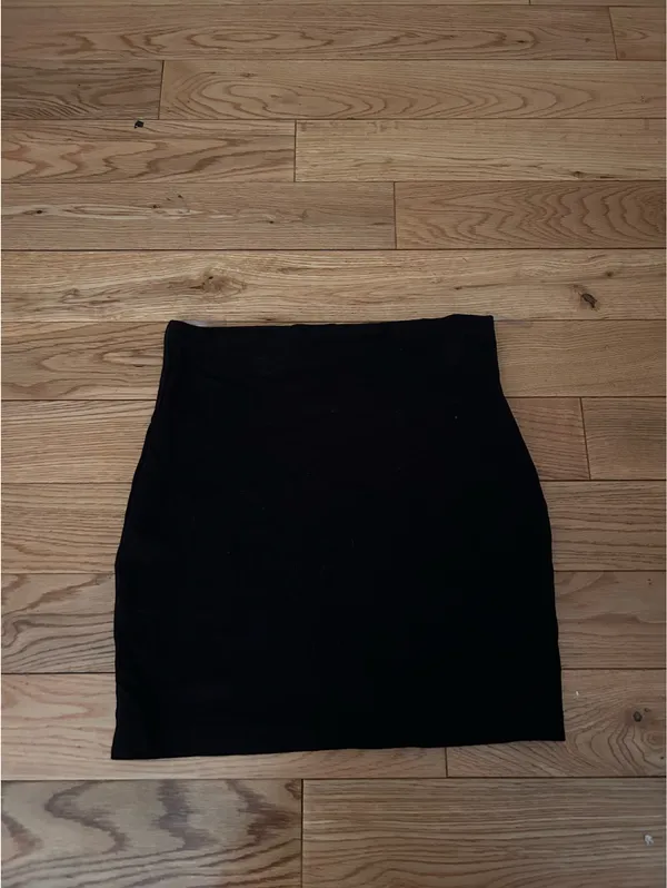 Windsor Mini Black Skirt - Image 2