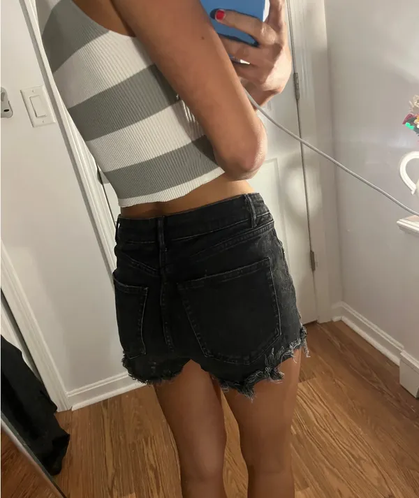 Zara Zara US size 6 Black denim shorts with frayed hem - Image 3