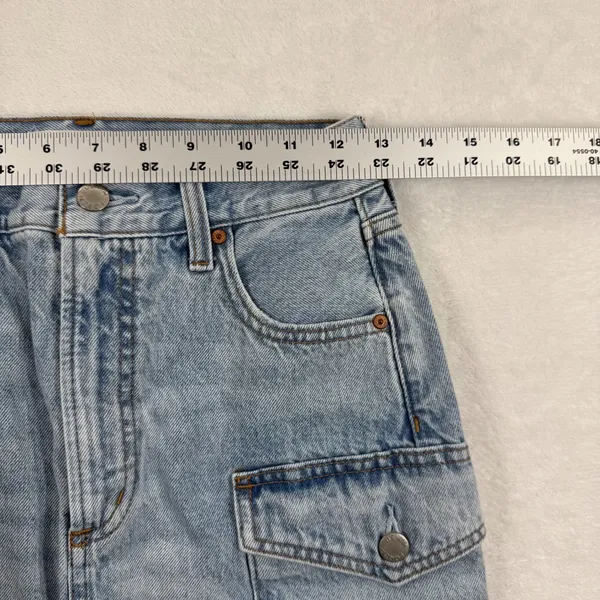 Denim Forum The 90s Mid-Rise Cargo Mini‎ Skirt Light Wash Blue Cotton Size 23 - Image 4
