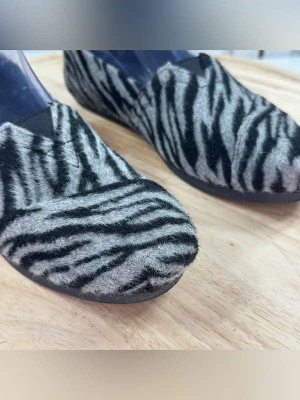 TOMS Alpargata Fuzzy Zebra Slip On Flats Grey Black Size 8 - Image 7