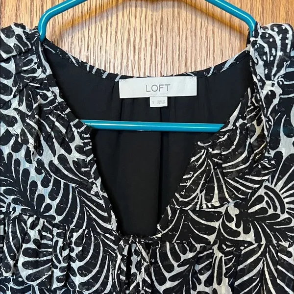 LOFT Black &‎ White Leaf Print Blouse Small Long Sleeve Ruffles Lined Textured - Image 2