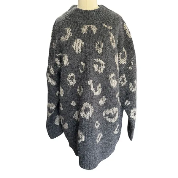Universal Threads Gray Leopard Print Sweater NWT Women's Large - Image 2