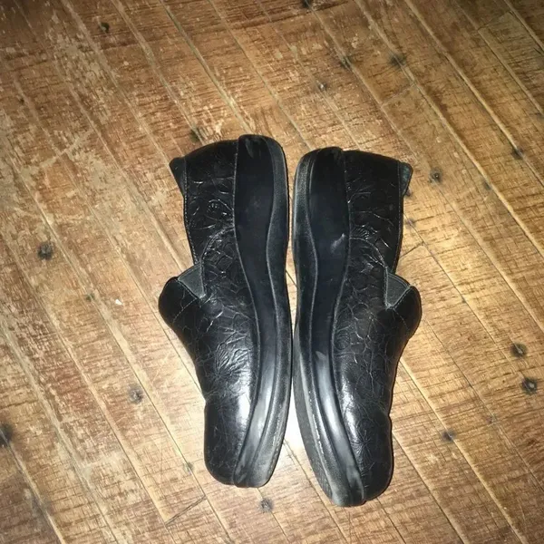 Alegria black embossed professional/nurse clogs, size 40 - Image 3