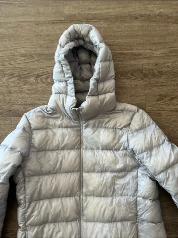 Uniqlo Down Puffer Jacket Womens Medium Silver Ultra Light Hooded Packable Cozy - Image 7