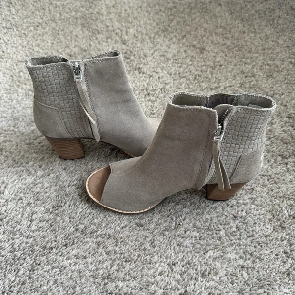 Tom's Women's Peep Toe‎ Suede Beige / Griege Block Heel Bootie Sandal Size 6 - Image 5