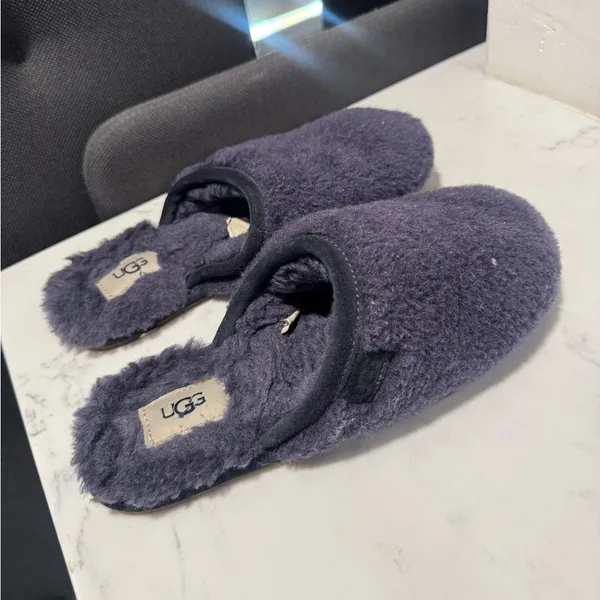 UGG Cozy Gray Fuzzy Slippers - Image 3