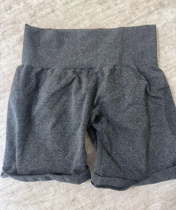 seamless shorts size medium - Image 2