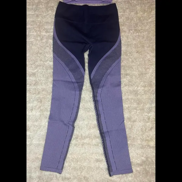 Fabletics 'Jessie' seamless crop top (Size S) and leggings set (Size M) - Image 4