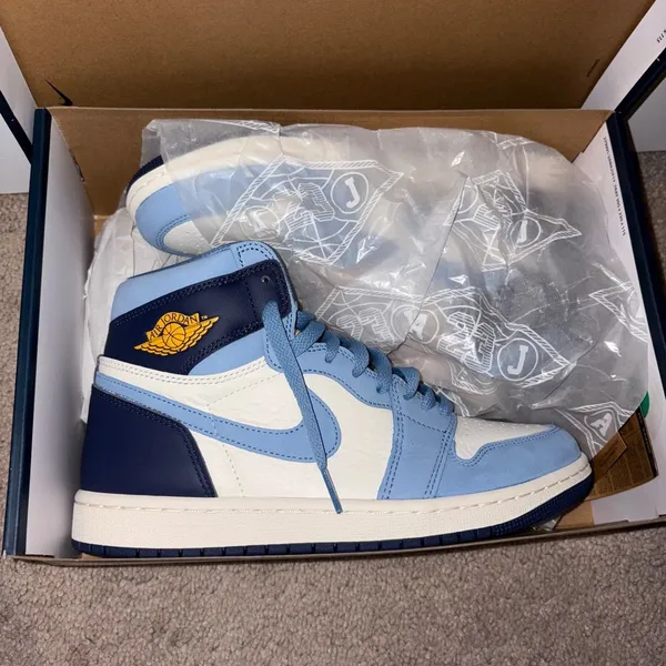 NWT Women’s Jordan 1 Retro High OG in Blue and White Size: 9 - Image 4