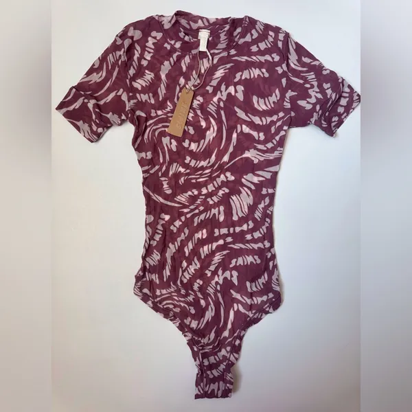 SKIMS NWT Women’s Summer Mesh Raspberry Swirl T-Shirt Thong Bodysuit‎ Size XS - Image 2